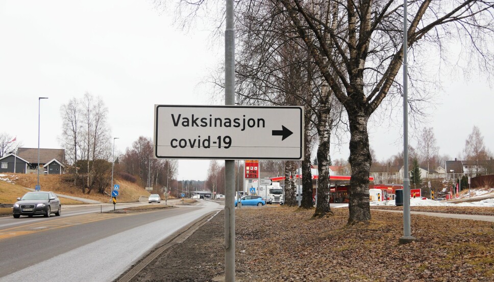Vaksinasjon covid-19 i Kongsvinger er skiltet mot Holthallen, der vaksineringen av innbyggerne foregår.