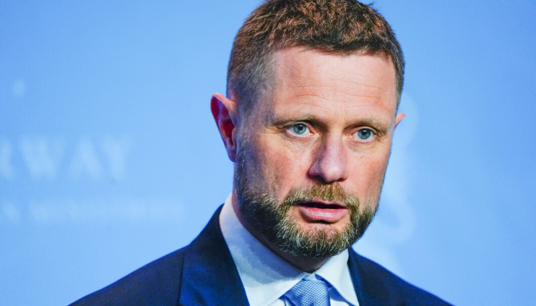– For å gjøre ordningen mer oversiktlig og enklere å forstå innfører vi nasjonale regler for ventekarantene, sier helse- og omsorgsminister Bent Høie (H). – For å gjøre ordningen mer oversiktlig og enklere å forstå innfører vi nasjonale regler for ventekarantene, sier helse- og omsorgsminister Bent Høie (H).