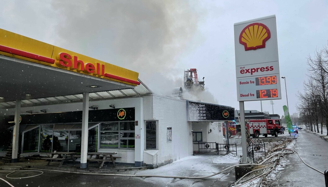 Brannen i bensinstasjonen ved Gjemselund skjedde 12. april i år - nå over et halvt år etterpå skal det endelig ryddes opp på eiendommen bekrefter eierselskapet.