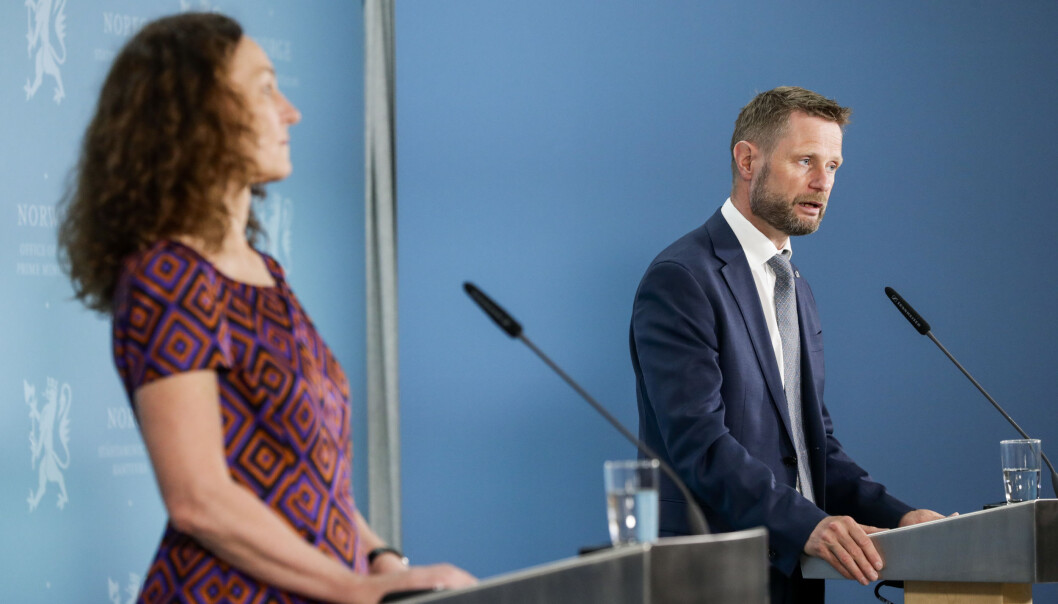 Direktør i Folkehelseinstituttet Camilla Stoltenber og helse- og omsorgsminister Bent Høie under pressekonferanse om koronasituasjonen der tema er vaksine. Direktør i Folkehelseinstituttet Camilla Stoltenber og helse- og omsorgsminister Bent Høie under pressekonferanse om koronasituasjonen der tema er vaksine.