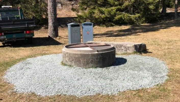 To grillplasser er blitt satt ut på Bæreia. Søppeldunk for engangsgrill er også satt ved siden av. To grillplasser er blitt satt ut på Bæreia. Søppeldunk for engangsgrill er også satt ved siden av.