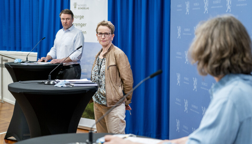 Forhandlingsleder fra staten Viil Søyland flankert av leder i Norges Bondelag Lars Petter Bartnes t.v. og leder i Norsk Bonde- og Småbrukarlag Kjersti Hoff på pressekonferansen under kravoverleveringen som innleder årets jordbruksforhandlinger. Forhandlingsleder fra staten Viil Søyland flankert av leder i Norges Bondelag Lars Petter Bartnes t.v. og leder i Norsk Bonde- og Småbrukarlag Kjersti Hoff på pressekonferansen under kravoverleveringen som innleder årets jordbruksforhandlinger.