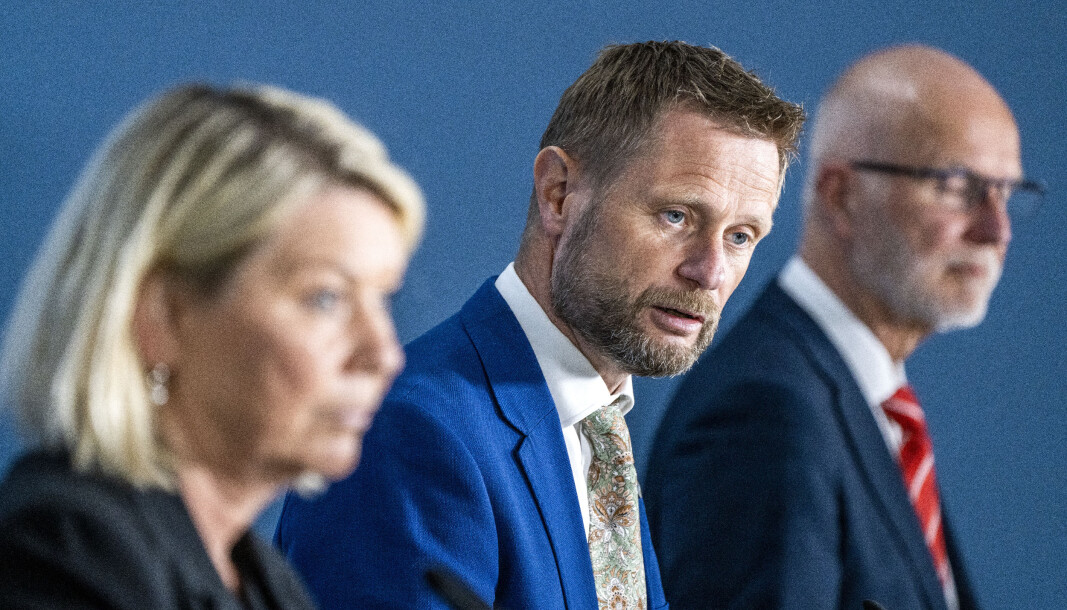 Helse- og omsorgsminister Bent Høie, flankert av justis- og beredskapsminister Monica Mæland og helsedirektør Bjørn Guldvog på pressekonferanse om koronasituasjonen onsdag. Helse- og omsorgsminister Bent Høie, flankert av justis- og beredskapsminister Monica Mæland og helsedirektør Bjørn Guldvog på pressekonferanse om koronasituasjonen onsdag.