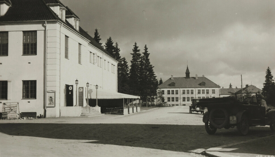 Kongsvinger rådhus og folkeskolen fotografert sent på 20-tallet. Legg merke til den koselige utseserveringen på Rådhusplassen.
