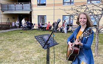 Holdt konsert for de eldre i hagen på Langelandhjemmet