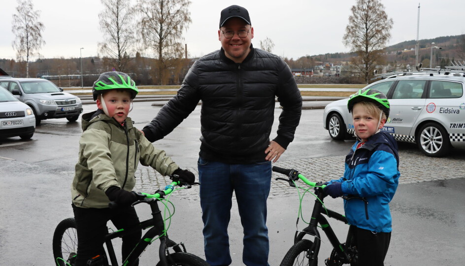 Familien Fjeld, her med Jakob (t.v.), Haakon og Kasper, møtte opp i sentrum tirsdag ettermiddag. Denne sesongen blir barna tryggere bak sykkelstyret.