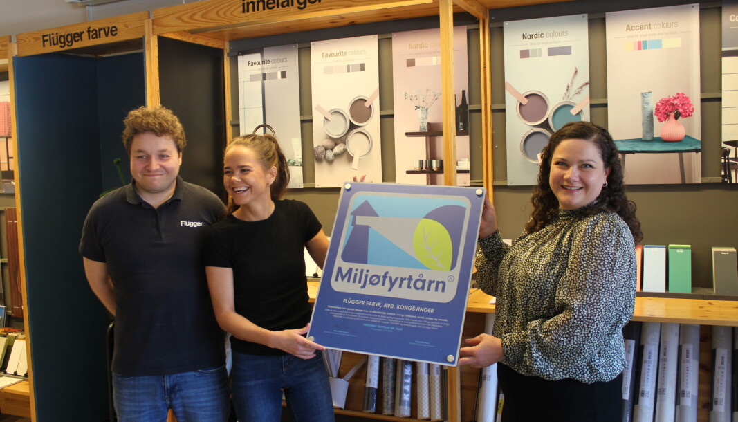 Medarbeider Marius Skaare Botner og daglig leder Ida Myhren-Gusterudmoen ved Flügger Farve fikk torsdag formiddag overrakte bevis-skiltet som markerer dem som et sertifisert Miljøfyrtårn. Det var ordfører Margrethe Haar som sto for overrekkelsen. Medarbeider Marius Skaare Botner og daglig leder Ida Myhren-Gusterudmoen ved Flügger Farve fikk torsdag formiddag overrakte bevis-skiltet som markerer dem som et sertifisert Miljøfyrtårn. Det var ordfører Margrethe Haar som sto for overrekkelsen.