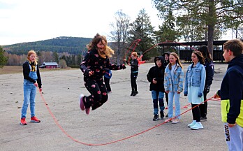 Tiril (10), Siri (11) og klassekameratene hopper for hjertet