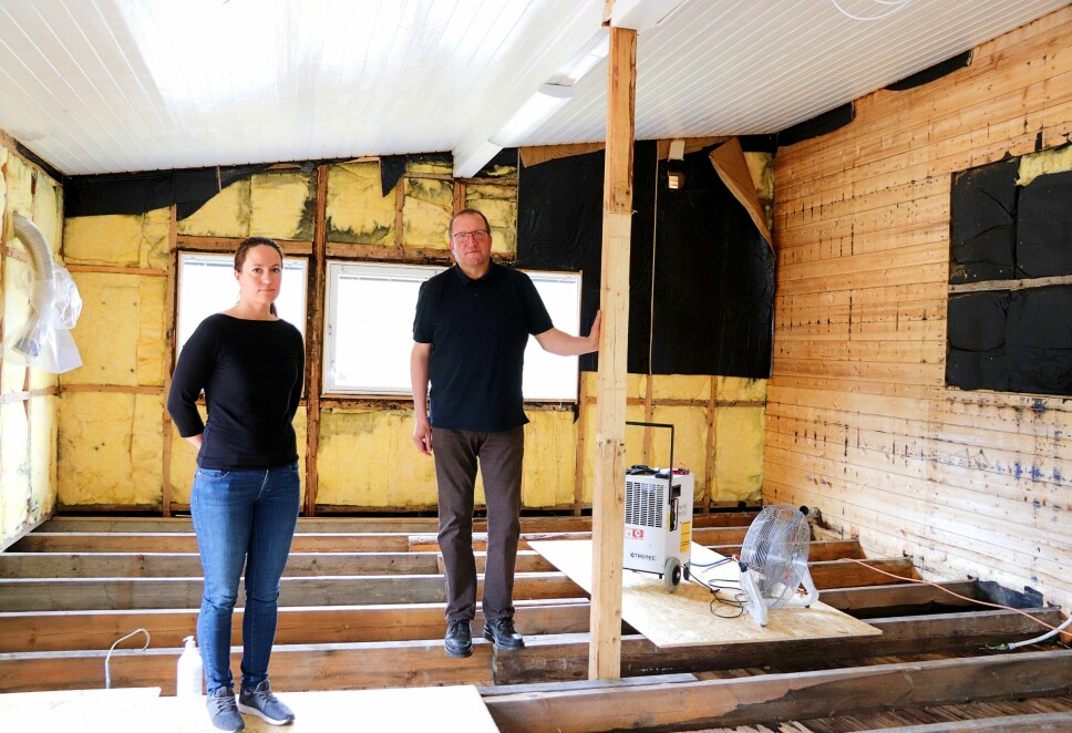 Styret for Austmarka samfunnshus, her ved Kine Johnsrud og Jarl Harald Ramtjernåsen, trenger hjelp til å dekke kostnader knyttet til vannlekkasjen.