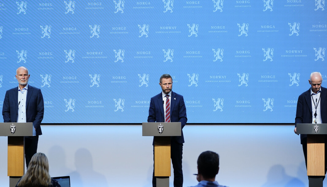 Helsedirektør Bjørn Guldvog, helse- og omsorgsminister Bent Høie og Geir Bukholm, smitteverndirektør i Folkehelseinstituttet var til stede under pressekonferansen om geografisk omfordeling av vaksiner onsdag kveld. Helsedirektør Bjørn Guldvog, helse- og omsorgsminister Bent Høie og Geir Bukholm, smitteverndirektør i Folkehelseinstituttet var til stede under pressekonferansen om geografisk omfordeling av vaksiner onsdag kveld.