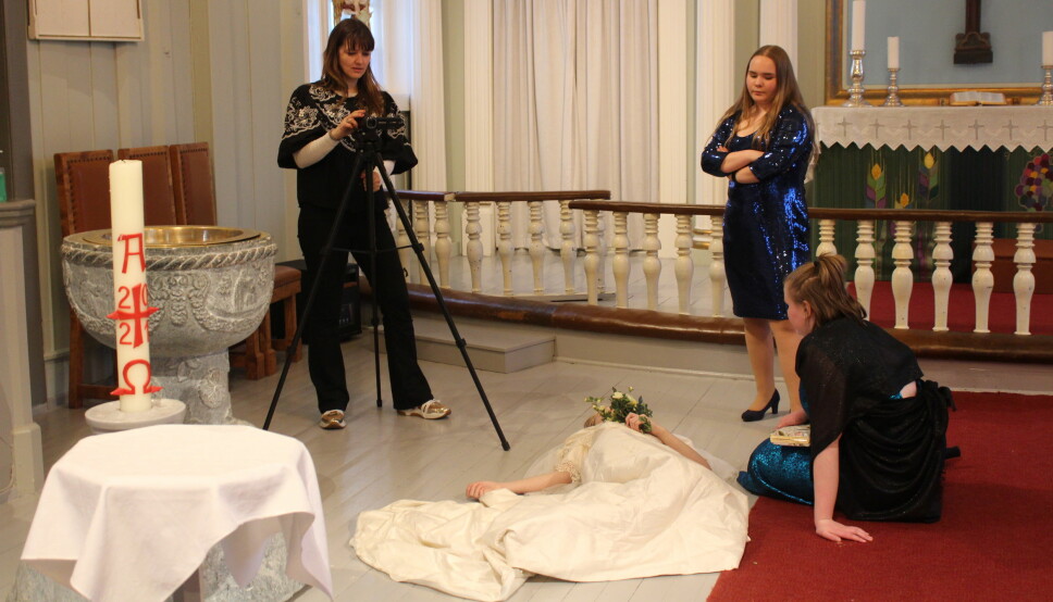 Kulturskolelærer Kathrine Kolgrov og ungdomsteatergruppa på Scene U spilte i helgen inn bryllupsscene fra stykket «Stor ståhei for ingenting» i Vinger Kirke.