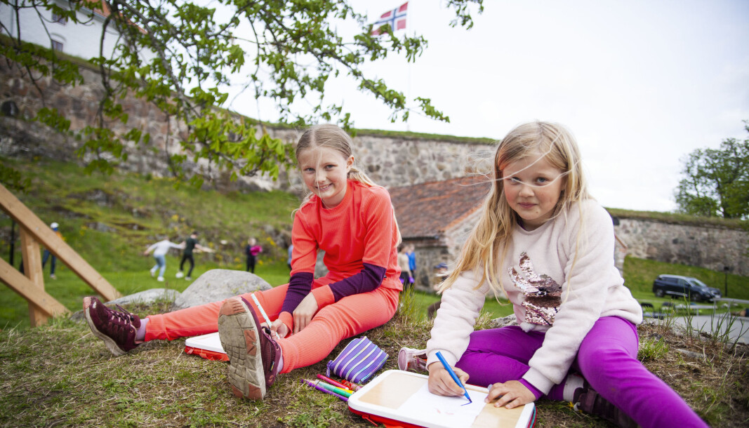 Molly (9) og Agnes Kolgrov Lunder (8) er glad i å tegne. I forestillingen spiller de karakterene Maud og Nellie. Sammen med Emma Rode-Christoffersen og Astrid Brænden er de jury i tegnekonkurranse. Molly (9) og Agnes Kolgrov Lunder (8) er glad i å tegne. I forestillingen spiller de karakterene Maud og Nellie. Sammen med Emma Rode-Christoffersen og Astrid Brænden er de jury i tegnekonkurranse.