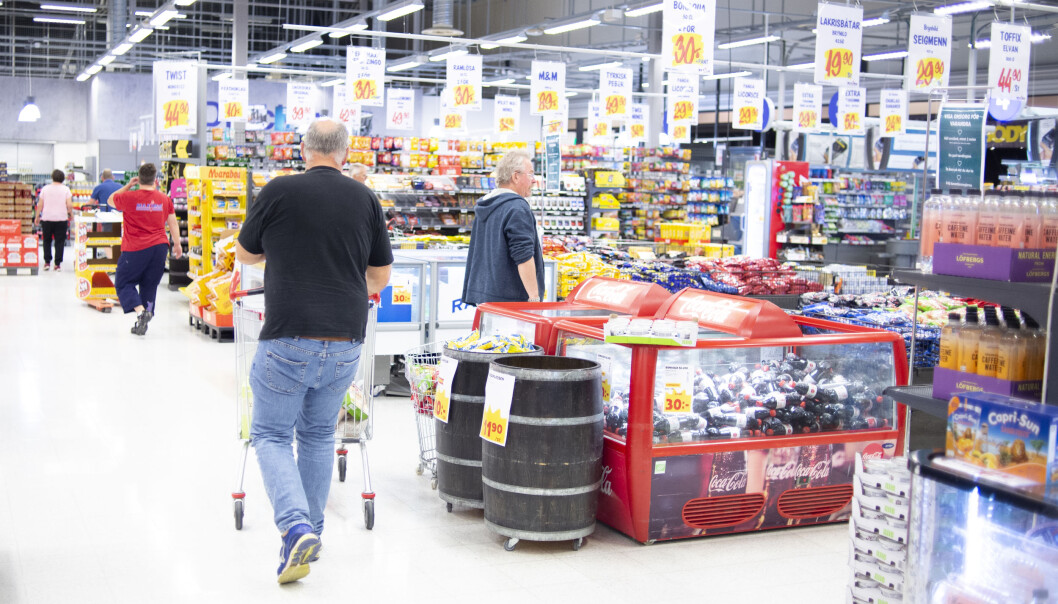 Kunder inne på Maxi mat ved Charlottenberg shoppingcenter. Kunder inne på Maxi mat ved Charlottenberg shoppingcenter.