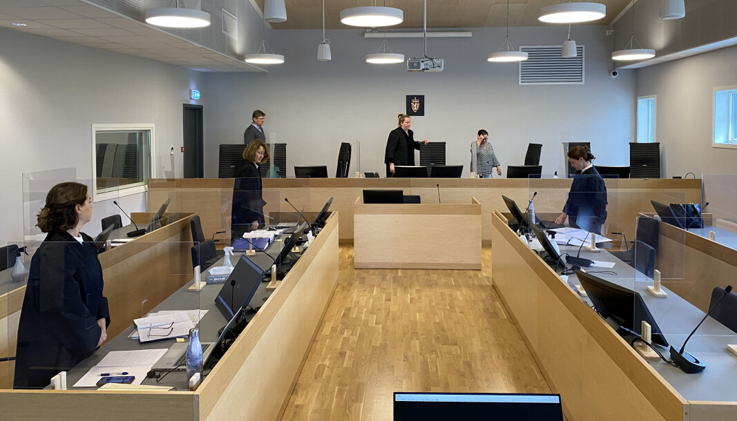 Med et unntak har Romerike og Glåmdal tingrett, administrert av dommerfullmektig Marianne Holmen, funnet læreren skyldig i alle forholdene som påtalemyndigheten tiltalte ham for. Læreren er dømt til fengsel i to år og to måneder. Han må også betale oppreisningserstatning til skolejenta. Med et unntak har Romerike og Glåmdal tingrett, administrert av dommerfullmektig Marianne Holmen, funnet læreren skyldig i alle forholdene som påtalemyndigheten tiltalte ham for. Læreren er dømt til fengsel i to år og to måneder. Han må også betale oppreisningserstatning til skolejenta.