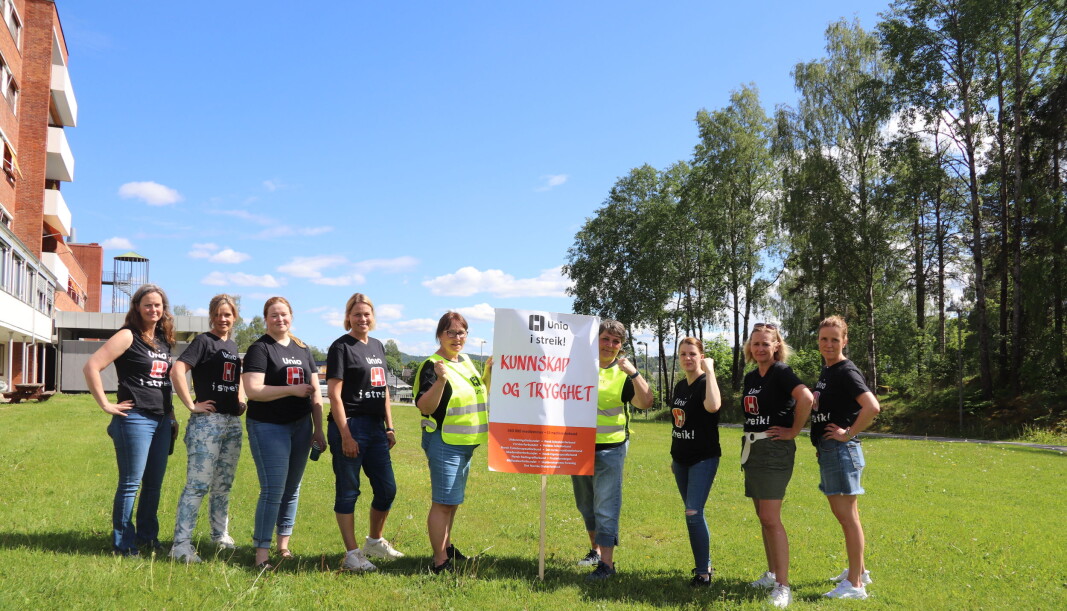 Torsdag ble Kongsvinger sykehus tatt ut i streik. Det er syv streikende sykepleiere, ergoterapeuter og radiografer: Anne Marte Hals, Lotte Hofossbråten, Linda Ekornhol, Turid Øveråsen Krogh, Tina Myrvang, Solveig Flatebø og Ida Østby. I midten er Mona Bråten Johansen og Turid Lillian Mathisen, hovedtillitsvalgt for sykepleierforbundet og medlem i streikekomiteen ved Ahus. Torsdag ble Kongsvinger sykehus tatt ut i streik. Det er syv streikende sykepleiere, ergoterapeuter og radiografer: Anne Marte Hals, Lotte Hofossbråten, Linda Ekornhol, Turid Øveråsen Krogh, Tina Myrvang, Solveig Flatebø og Ida Østby. I midten er Mona Bråten Johansen og Turid Lillian Mathisen, hovedtillitsvalgt for sykepleierforbundet og medlem i streikekomiteen ved Ahus.