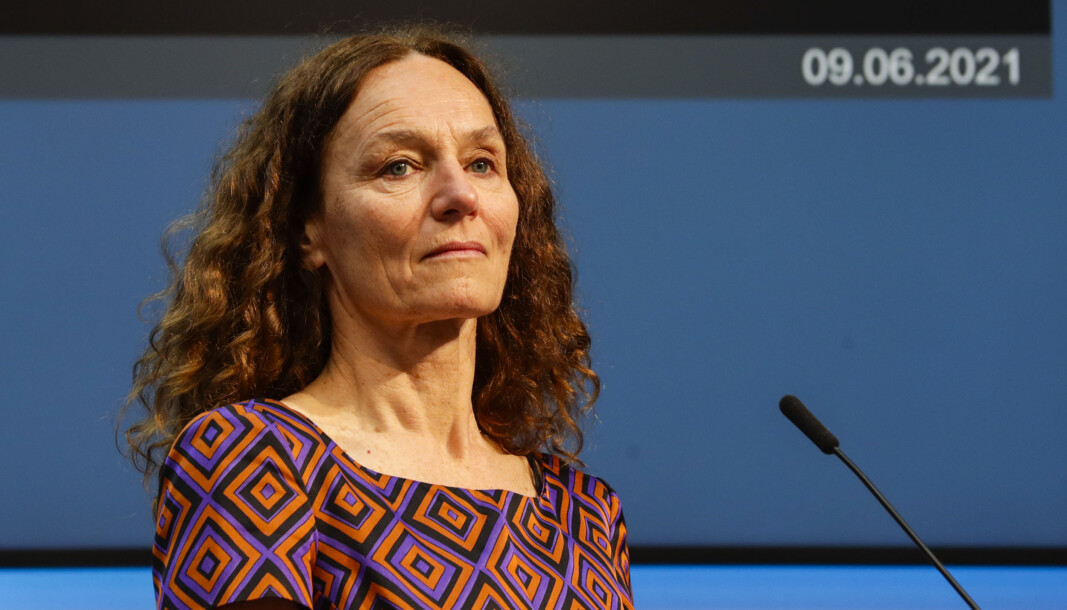 Folkehelseinstituttet, her ved direktør Camilla Stoltenberg, regner med at alle voksne vil få tilbud om andre vaksinedose innen midten av oktober. Det er en forsinkelse på fire–fem uker. Folkehelseinstituttet, her ved direktør Camilla Stoltenberg, regner med at alle voksne vil få tilbud om andre vaksinedose innen midten av oktober. Det er en forsinkelse på fire–fem uker.