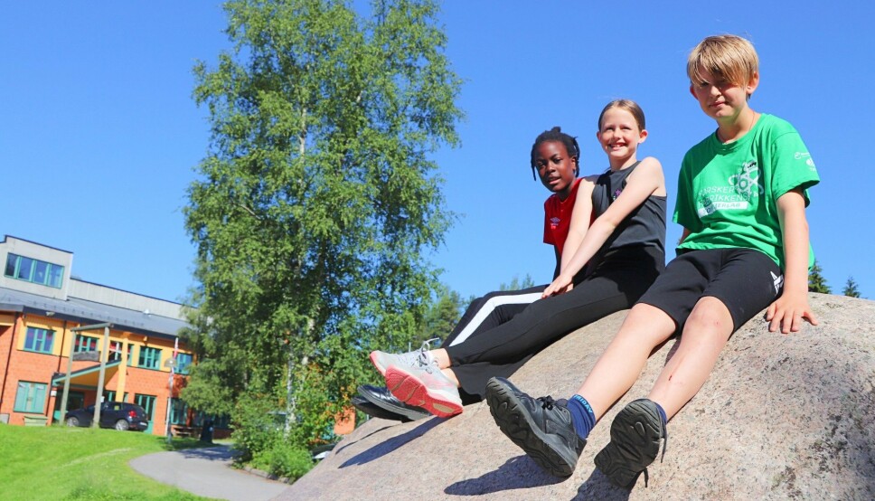 Divine Ileso (11), Sofie Egeberg (11) og Kasper Krogsrud (11) har prøvd seg som forskere denne uka. Dette er ett av mange tilbud Kongsvinger kommune tilbyr barn og unge denne sommeren.