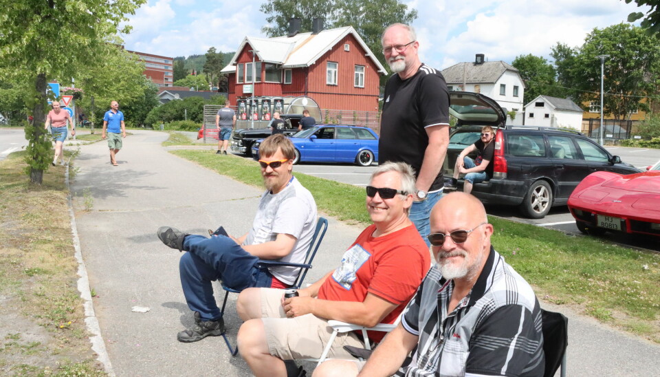 Dan Patrick Rudshagen (t.v.), Morten Lund, Nils Ove Rudshagen og Rune Jullum likte kortesjen som gikk gjennom byen. Deres egne biler lot de stå på parkeringsplassen.