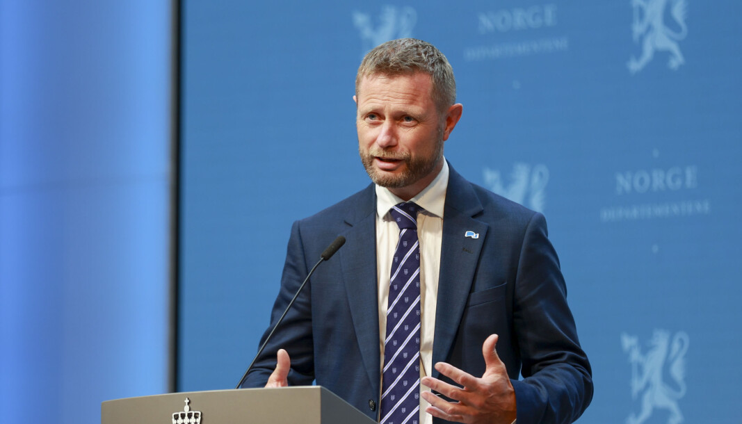 Helse- og omsorgsminister Bent Høie under en pressekonferansen om koronasituasjonen. Helse- og omsorgsminister Bent Høie under en pressekonferansen om koronasituasjonen.