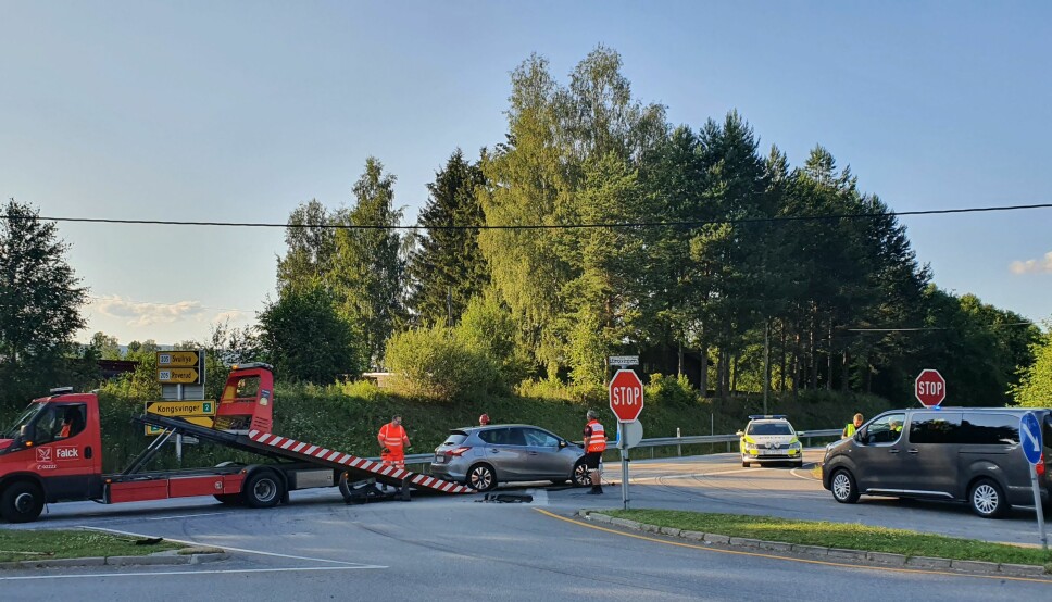 To biler og totalt åtte personer var involvert i trafikkulykke på Eenvegen på Roverud mandag.