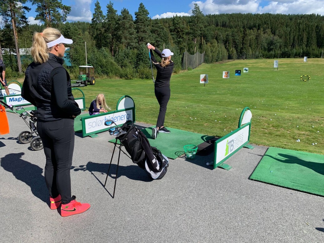 Tutta fulgte nøye med og ga nytte tips til de ivrige jentegolferne. Tutta fulgte nøye med og ga nytte tips til de ivrige jentegolferne.