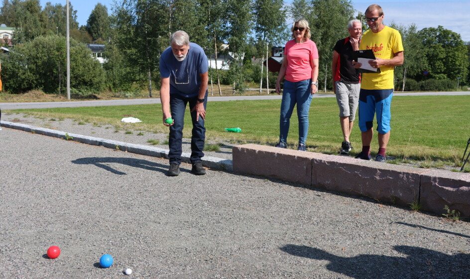 Odd Hauger (t.v.) forsøker å komme nærmest hvit ball. Grete Fasting Bakken og Johan Helland venter på tur. Rolf Nordberg i gult er dommer.