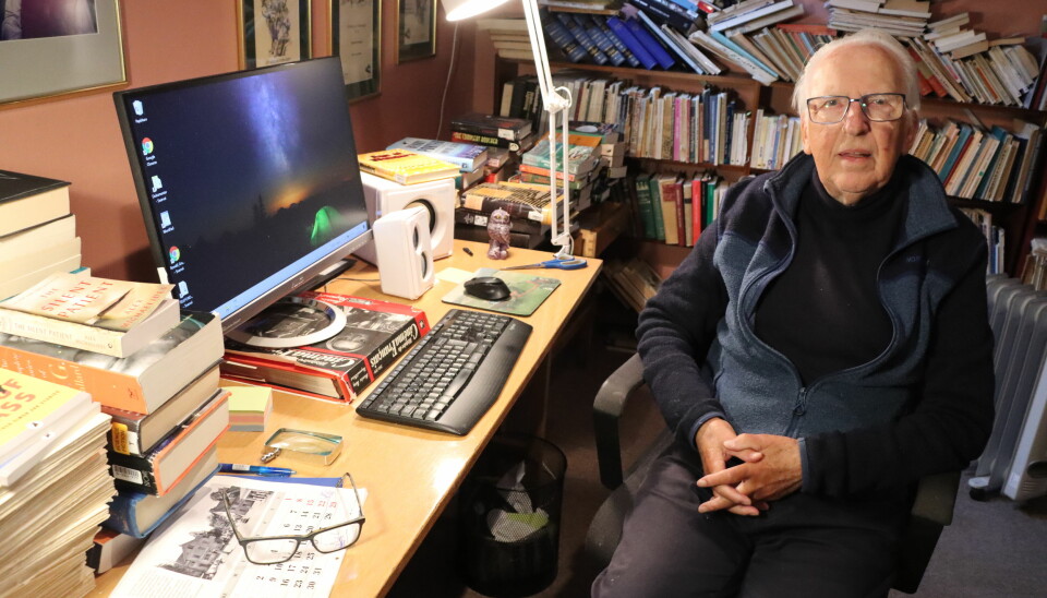 Ronald Grambo har et yrkesliv som journalist, lærer og førsteamanuensis på universitet bak seg, i tillegg til mange bøker hjemme hos seg.