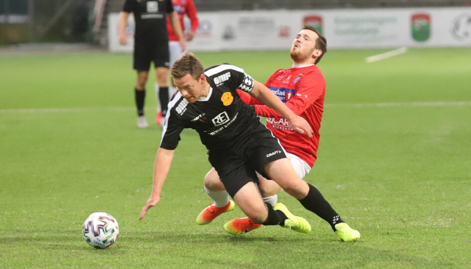 Petter Linstad (svart drakt) og Vinger FK hadde mange tøffe dueller mot Martin Løvåsen Blakset og KIL Fotball. Kampen handlet om å være nest best i byen, men kampen endte 2-2.