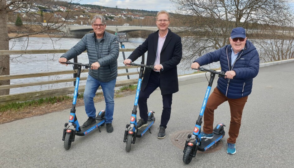 Johan Aas (t.v.) savner sparkesykkelen sin. Her sammen med partikolleger Tor André Johnsen og Kjell Arne Hanssen.