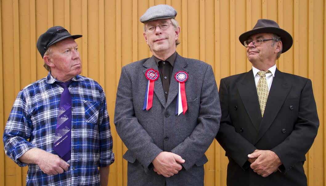 Nils Oscar Ottesen, Øivind Roos og Trond Eng har tilbragt mer tid på samfunnshus enn de fleste, og kommer de med en hyllest til samfunnshusene. Nils Oscar Ottesen, Øivind Roos og Trond Eng har tilbragt mer tid på samfunnshus enn de fleste, og kommer de med en hyllest til samfunnshusene.