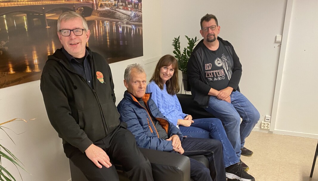 Øivind Roos (t.v.) og Lars Ovlien plasserte gjestene Tor Solbergseter og Stine Raaden i sofaen. Øivind Roos (t.v.) og Lars Ovlien plasserte gjestene Tor Solbergseter og Stine Raaden i sofaen.