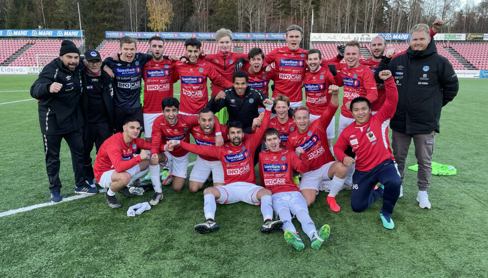 En jublende glad gjeng KIL-gutter etter å ha vunnet sin 6. divisjonsavdeling.