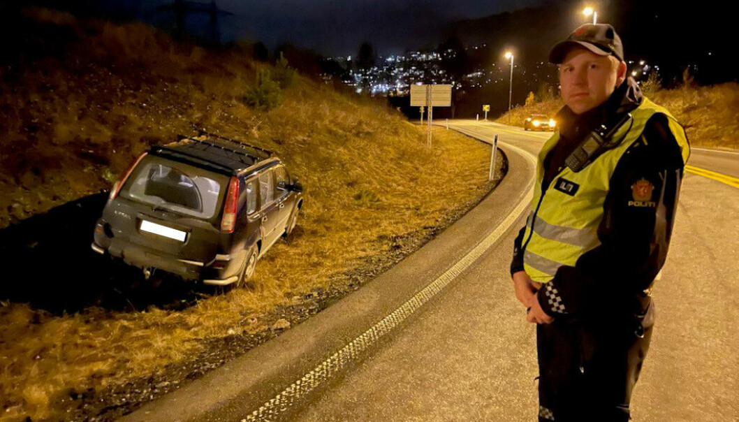 Politiets innsatsleder Herman Odden konstatere at nok en bil har havnet i grøfta ved den ulykkesbelastede rundkjøringen på E16.