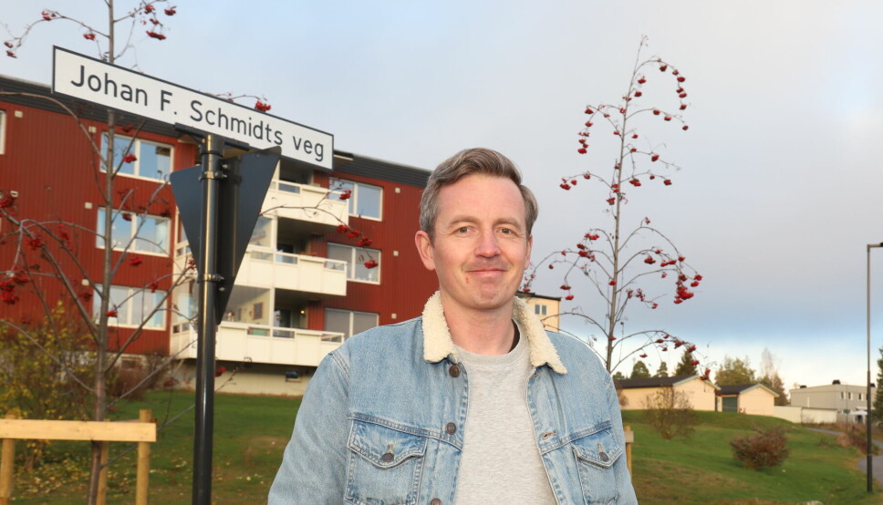 Alf Mathias Lilleengen er rådgiver for kultur og idrett i kommunen, og den som styrer arbeidet med å tildele nye gatenavn. Her er han fotografert ved ett av de nyeste gatenavnene – Johan F. Schmidts veg på Tråstad.