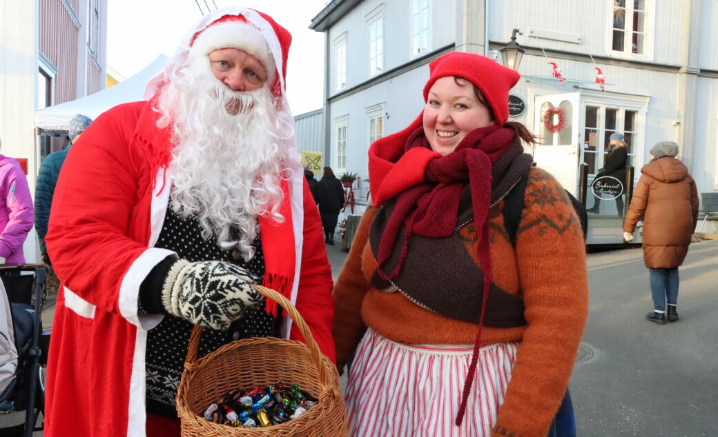 Stian Fossum og Kristine Lundsbakken er naturlige midtpunkter på et julemarked.