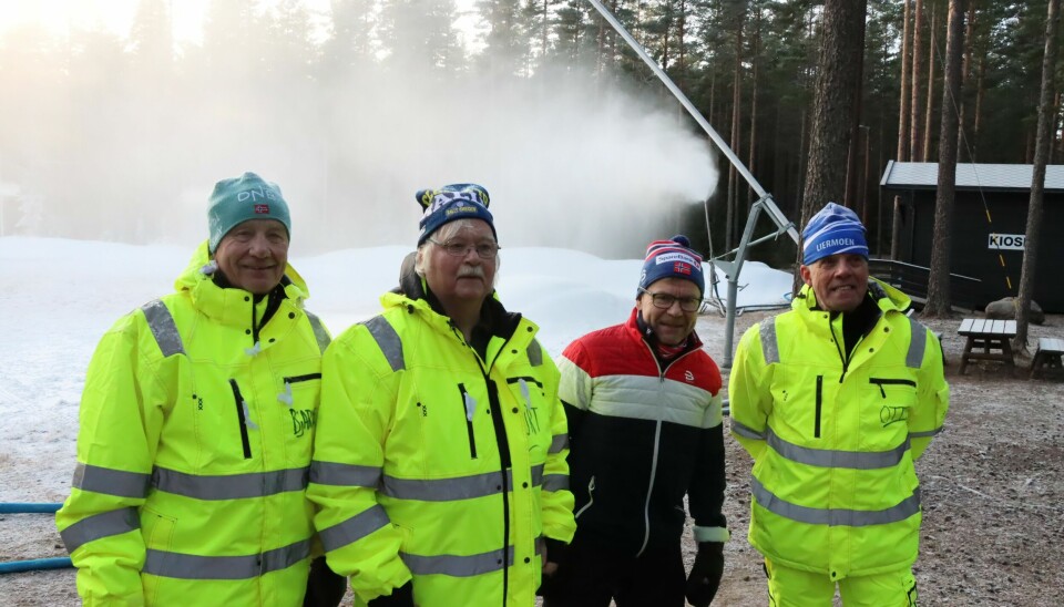 Bjarne Bråthen (t.v.), Kurt Bredesen, Rune Tangen og leder Otto Kristiansen sørger for at det blir snø tidlig på Liermoen. Mange flere er det også som er med på laget.