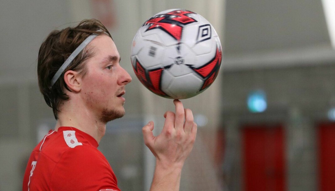 Mathias Gjerstrøm vet hvordan han skal håndtere en ball - uansett om det er med hendene eller føttene.