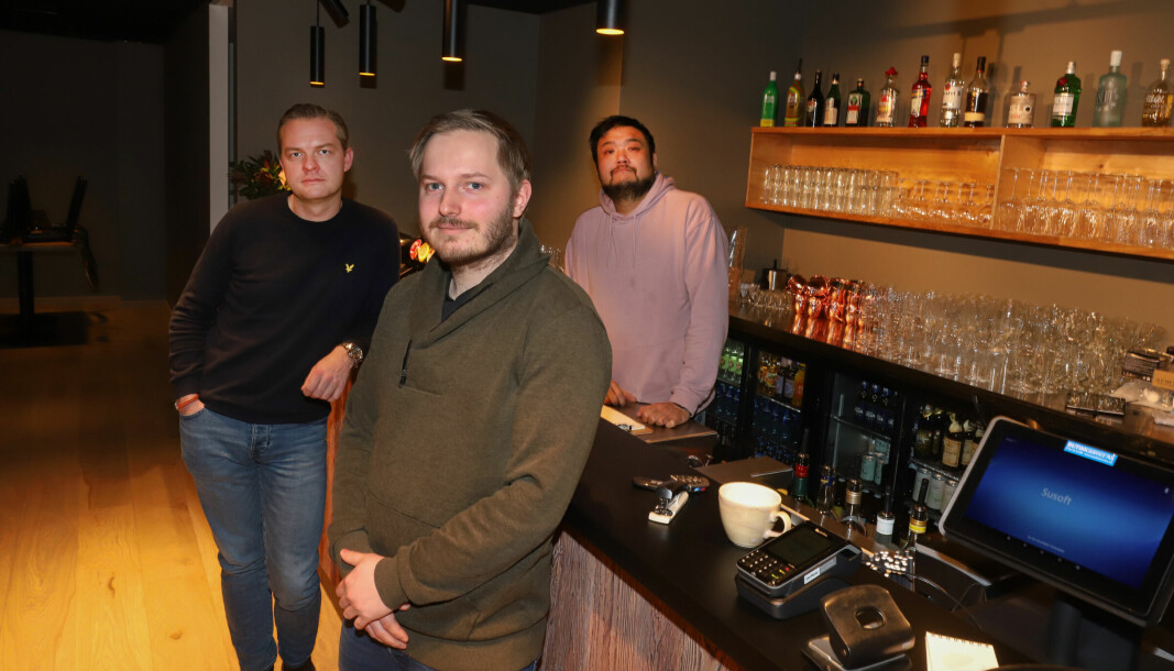 Emil Andreas Mokkelbost Engh (f.v.), Stefan Laxaa og Frederick Loo Chi velger foreløpig å holde dørene ved Schøyens Grill & Bar åpne.