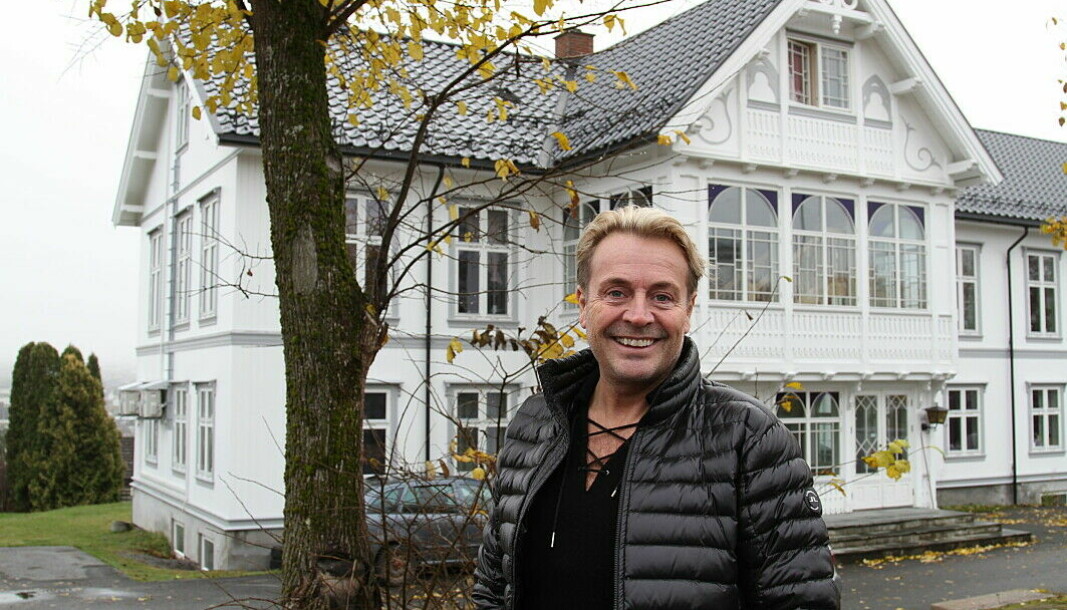 I forbindelse med en bokutgivelse i fjor høst, besøkte Runar Søgaard Kongsvinger. Her utenfor barndomshjemmet på Kirketorget i Øvrebyen.