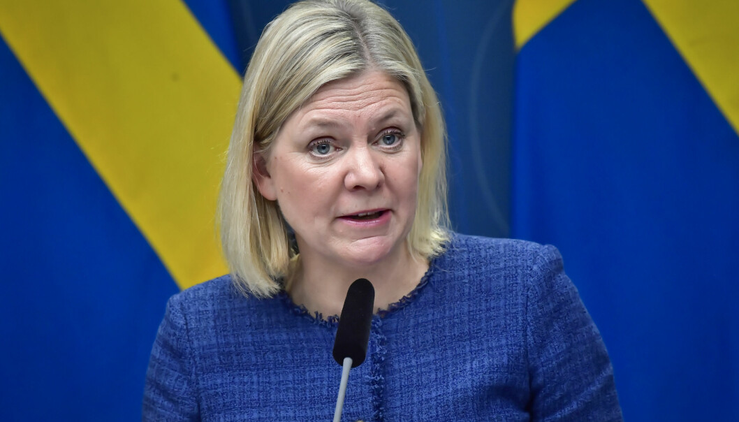 Statsminister Magdalena Andersson ber nordmenn om å unngå å flytte festen over grensen.