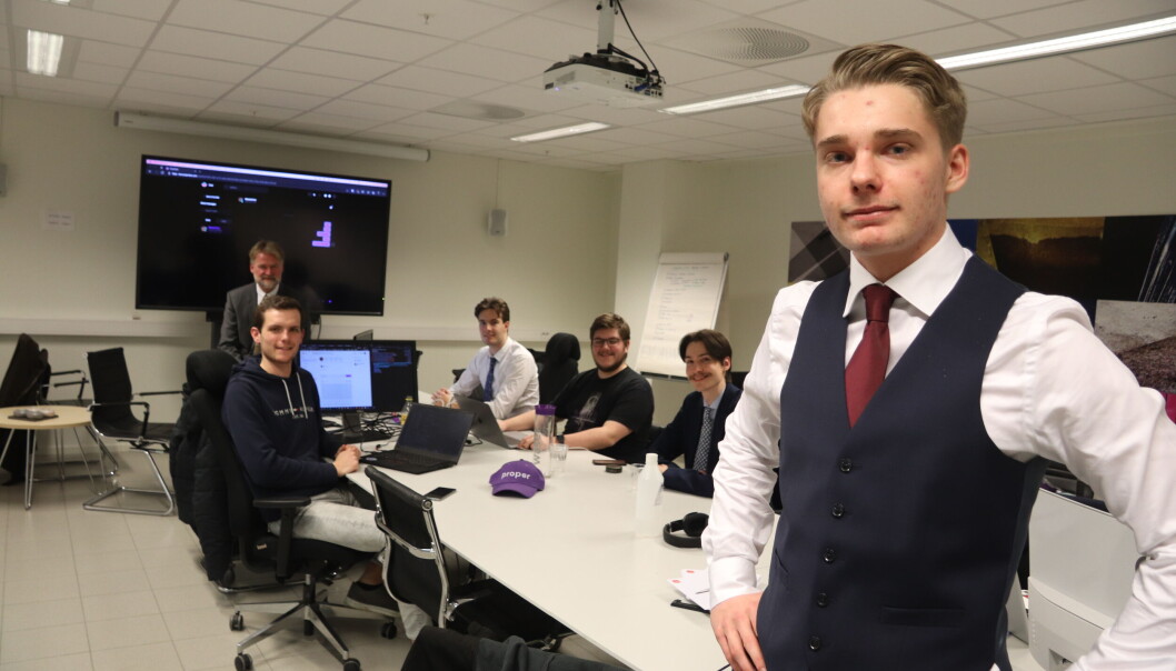 CEO Håkon Ellingsen med kollegaer i Properfans. Fra venstre chief web officer Martijn Vermeulen, chief tech officer Jonas Bergaas, backend utvikler Luuk Tap og head of creative growth Heike Zetterstrøm. Styreformann i selskapet Stein Ole Larsen bakerst. CEO Håkon Ellingsen med kollegaer i Properfans. Fra venstre chief web officer Martijn Vermeulen, chief tech officer Jonas Bergaas, backend utvikler Luuk Tap og head of creative growth Heike Zetterstrøm. Styreformann i selskapet Stein Ole Larsen bakerst.