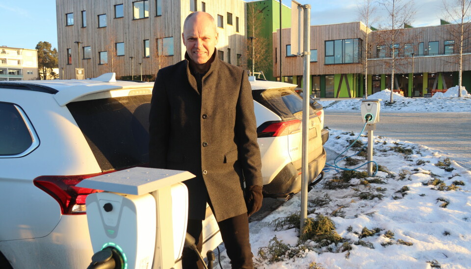 Kongsvinger kommunes åtte ladestasjoner står ved ungdomsskolen på Tråstad. Neste år kommer det 24 til, på forskjellige steder, og utenfor kontortiden skal de kunne brukes av alle, forteller kommunalsjef Rune Lund.