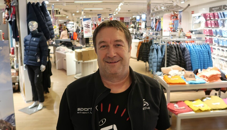Butikksjef Gunnar Juvkam Løfsgaard er fornøyd med å ha gode og lojale kunder på Sport 1-butikken på Epa-senteret.