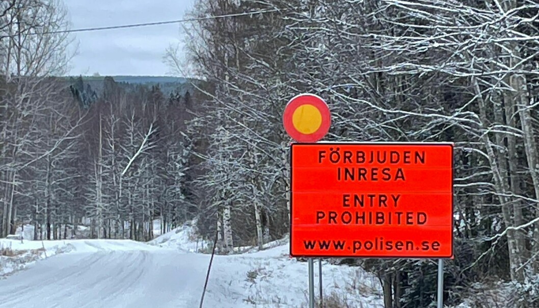 Svenskene har stengt de fleste grenseoverganger. Her ved fylkesvei 1992 ved Mitanderfors.