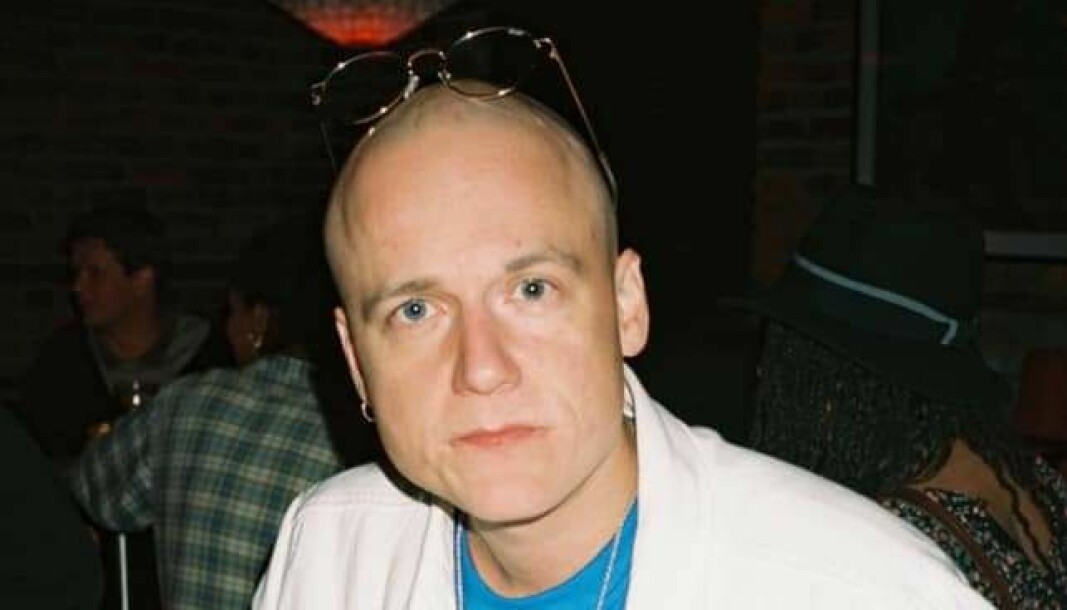 Frontperson Raymond Teigen Hauger i bandet Beglomeg skriver bok om Håkon Banken.