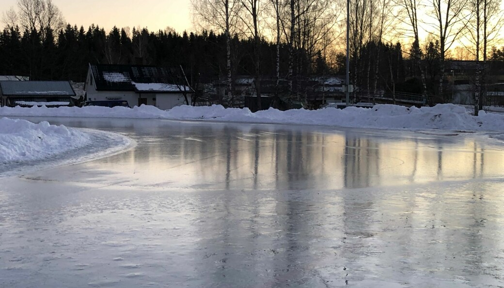 Våt is er ikke noe man burde bruke mye tid på, synes verken Kongsvinger Skøyteklubb eller kommunen.