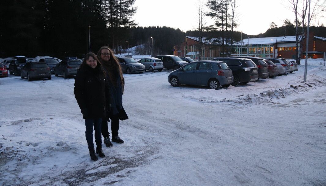 FAU-leder Linda Rødland (t.v.) og nestleder Joanna Randmæl-Warpe ved hovedinnkjøringen til Vennersberg skoles parkeringsplass.