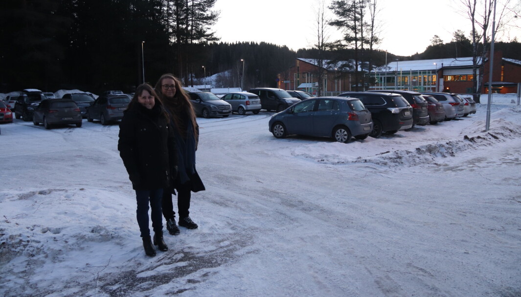 FAU-leder Linda Rødland (t.v.) og nestleder Joanna Randmæl-Warpe ved hovedinnkjøringen til Vennersberg skoles parkeringsplass. FAU-leder Linda Rødland (t.v.) og nestleder Joanna Randmæl-Warpe ved hovedinnkjøringen til Vennersberg skoles parkeringsplass.
