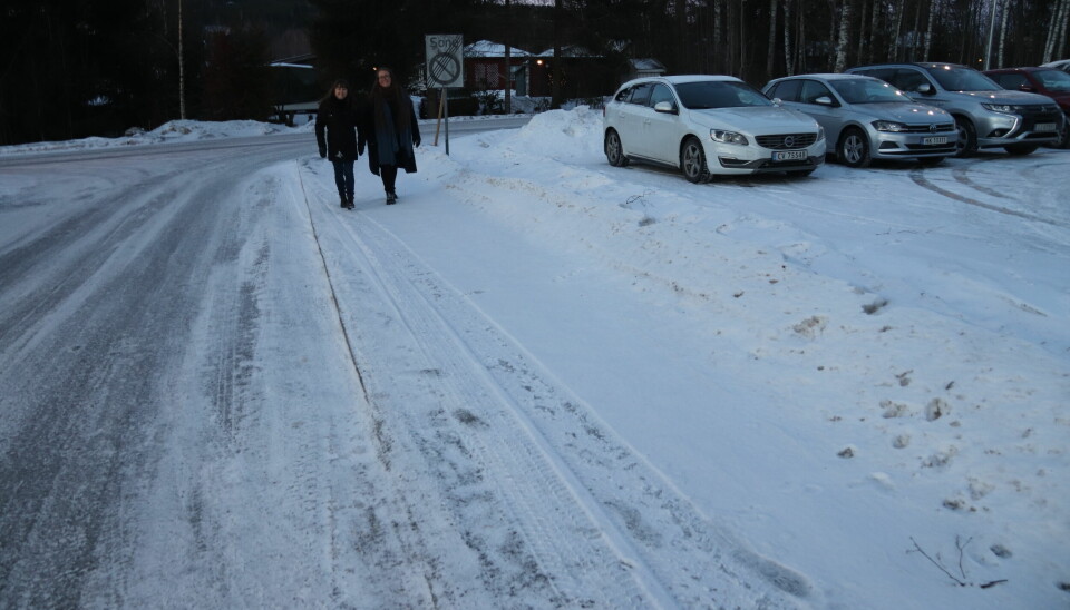 Fortauet langs Dueveien har spor etter biler. Veien er for smal, mener FAU-leder Linda Rødland (t.v.) og nestleder Joanna Randmæl-Warpe ved Vennersberg skole.