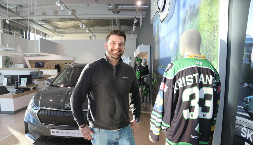 Skoda-entusiast og -toppselger Anders Kristiansen vet mer om den tsjekkiske bilprodusenten enn de fleste. Blant annet har Skoda et eget hockeylag i toppserien, som mer enn gjerne spesiallaget en lagtrøye til ham på forespørsel.